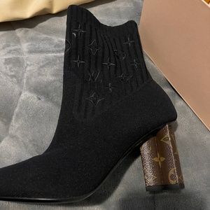 LV  silhouette boots sz 38 never been worn